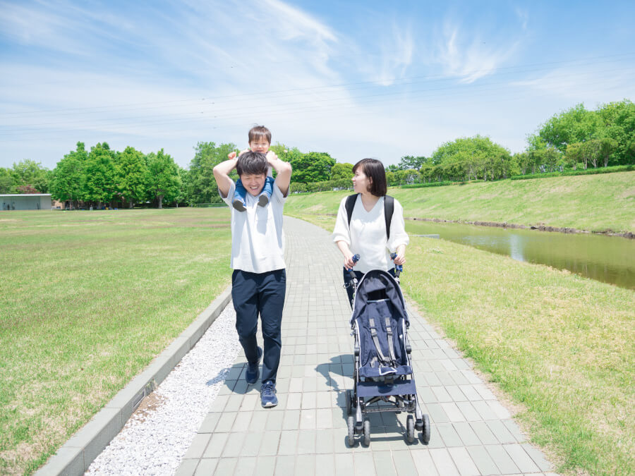 公園を散歩する家族