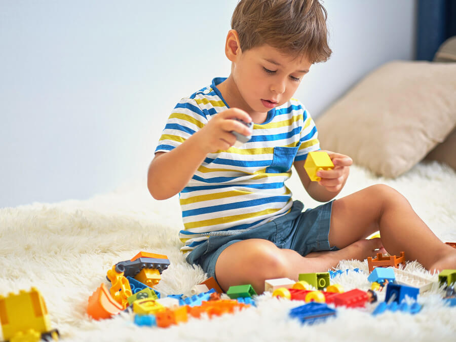 レゴで遊ぶ子供