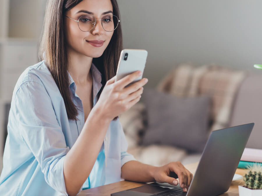 LINE査定をやる女性